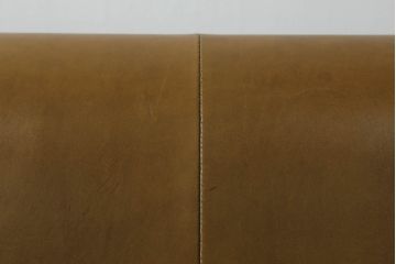 ソファを綺麗に再生!高品質リペアを施し、革の色味に近い色の糸でほつれを縫って補修。革用ワックスで仕上げ。