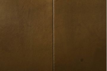 ソファを綺麗に再生!高品質リペアを施し、革の色味に近い色の糸でほつれを縫って補修。革用ワックスで仕上げ。