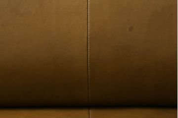ソファを綺麗に再生!高品質リペアを施し、革の色味に近い色の糸でほつれを縫って補修。革用ワックスで仕上げ。