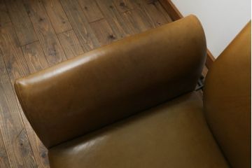 ソファを綺麗に再生!高品質リペアを施し、革の色味に近い色の糸でほつれを縫って補修。革用ワックスで仕上げ。