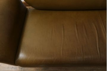 ソファを綺麗に再生!高品質リペアを施し、革の色味に近い色の糸でほつれを縫って補修。革用ワックスで仕上げ。