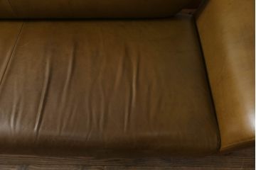 ソファを綺麗に再生!高品質リペアを施し、革の色味に近い色の糸でほつれを縫って補修。革用ワックスで仕上げ。