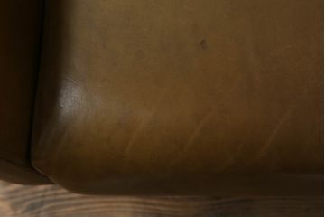 ソファを綺麗に再生!高品質リペアを施し、革の色味に近い色の糸でほつれを縫って補修。革用ワックスで仕上げ。
