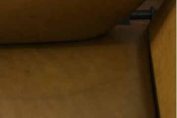 ソファを綺麗に再生!高品質リペアを施し、革の色味に近い色の糸でほつれを縫って補修。革用ワックスで仕上げ。