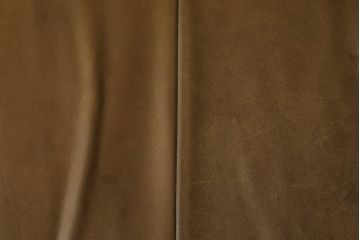 ソファを綺麗に再生!高品質リペアを施し、革の色味に近い色の糸でほつれを縫って補修。革用ワックスで仕上げ。