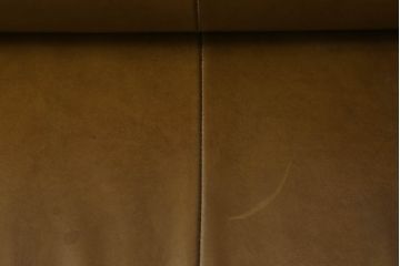 ソファを綺麗に再生!高品質リペアを施し、革の色味に近い色の糸でほつれを縫って補修。革用ワックスで仕上げ。