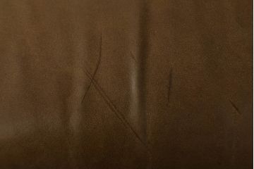 ソファを綺麗に再生!高品質リペアを施し、革の色味に近い色の糸でほつれを縫って補修。革用ワックスで仕上げ。
