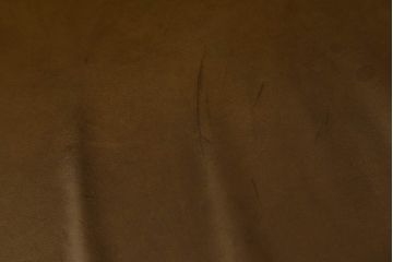 ソファを綺麗に再生!高品質リペアを施し、革の色味に近い色の糸でほつれを縫って補修。革用ワックスで仕上げ。