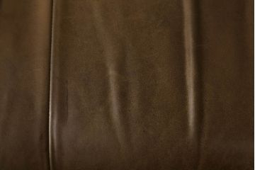 ソファを綺麗に再生!高品質リペアを施し、革の色味に近い色の糸でほつれを縫って補修。革用ワックスで仕上げ。