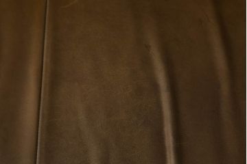 ソファを綺麗に再生!高品質リペアを施し、革の色味に近い色の糸でほつれを縫って補修。革用ワックスで仕上げ。