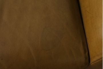 ソファを綺麗に再生!高品質リペアを施し、革の色味に近い色の糸でほつれを縫って補修。革用ワックスで仕上げ。