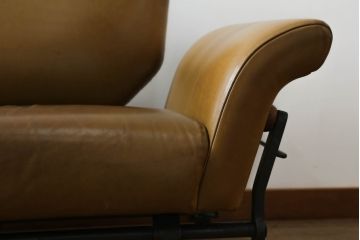 ソファを綺麗に再生!高品質リペアを施し、革の色味に近い色の糸でほつれを縫って補修。革用ワックスで仕上げ。