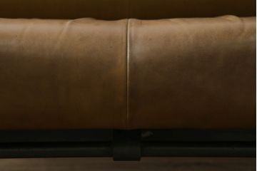 ソファを綺麗に再生!高品質リペアを施し、革の色味に近い色の糸でほつれを縫って補修。革用ワックスで仕上げ。