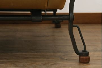 ソファを綺麗に再生!高品質リペアを施し、革の色味に近い色の糸でほつれを縫って補修。革用ワックスで仕上げ。
