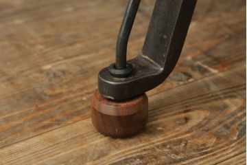 ソファを綺麗に再生!高品質リペアを施し、革の色味に近い色の糸でほつれを縫って補修。革用ワックスで仕上げ。