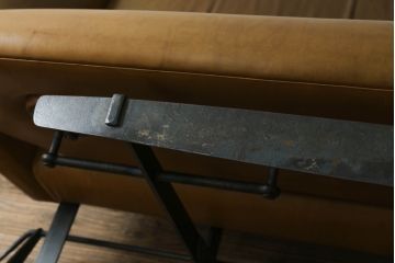 ソファを綺麗に再生!高品質リペアを施し、革の色味に近い色の糸でほつれを縫って補修。革用ワックスで仕上げ。