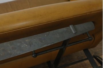 ソファを綺麗に再生!高品質リペアを施し、革の色味に近い色の糸でほつれを縫って補修。革用ワックスで仕上げ。