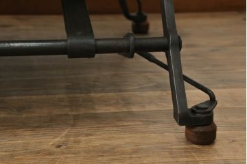 ソファを綺麗に再生!高品質リペアを施し、革の色味に近い色の糸でほつれを縫って補修。革用ワックスで仕上げ。
