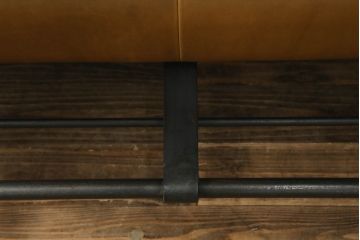 ソファを綺麗に再生!高品質リペアを施し、革の色味に近い色の糸でほつれを縫って補修。革用ワックスで仕上げ。