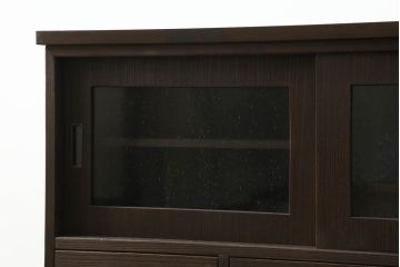 3段重ね桐箪笥をローボードとチェストにリメイク!ローボードは板戸をガラス戸に変更と鉄脚取り付け。チェストは天板と本体でバイカラー仕上げ。どちらも取っ手を付け替えモダンな雰囲気に。