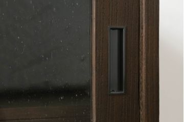 3段重ね桐箪笥をローボードとチェストにリメイク!ローボードは板戸をガラス戸に変更と鉄脚取り付け。チェストは天板と本体でバイカラー仕上げ。どちらも取っ手を付け替えモダンな雰囲気に。