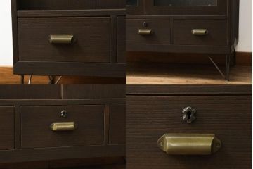 3段重ね桐箪笥をローボードとチェストにリメイク!ローボードは板戸をガラス戸に変更と鉄脚取り付け。チェストは天板と本体でバイカラー仕上げ。どちらも取っ手を付け替えモダンな雰囲気に。