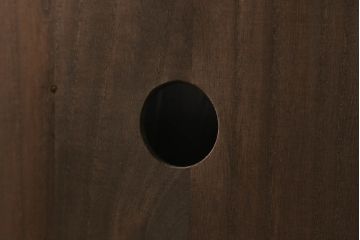 3段重ね桐箪笥をローボードとチェストにリメイク!ローボードは板戸をガラス戸に変更と鉄脚取り付け。チェストは天板と本体でバイカラー仕上げ。どちらも取っ手を付け替えモダンな雰囲気に。