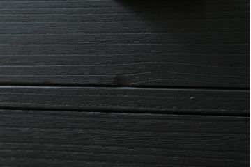 3段重ね桐箪笥をローボードとチェストにリメイク!ローボードは板戸をガラス戸に変更と鉄脚取り付け。チェストは天板と本体でバイカラー仕上げ。どちらも取っ手を付け替えモダンな雰囲気に。