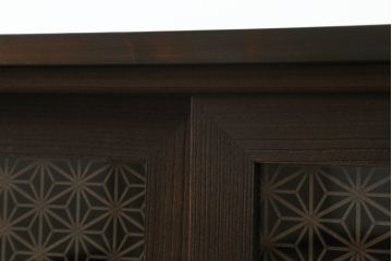 桐箪笥をローボードとチェストにリメイク!上段は引き戸に組子デザインのレーザー加工を。取っ手も交換し、天板と脚を取り付けローボードに。中下段は引き出しにレーザー組子を取り入れ、元の形を活かしつつチェストに。2台ともチェス系に着色して仕上げ。