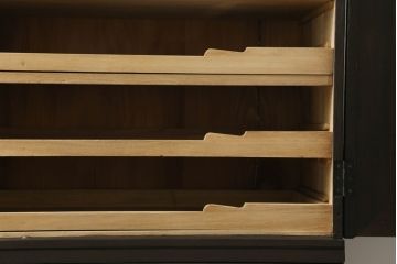 桐箪笥をローボードとチェストにリメイク!上段は引き戸に組子デザインのレーザー加工を。取っ手も交換し、天板と脚を取り付けローボードに。中下段は引き出しにレーザー組子を取り入れ、元の形を活かしつつチェストに。2台ともチェス系に着色して仕上げ。