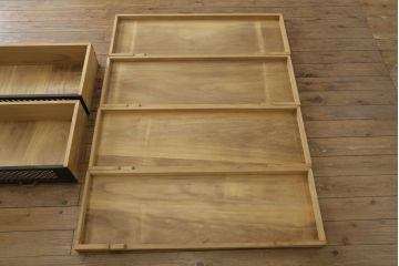 桐箪笥をローボードとチェストにリメイク!上段は引き戸に組子デザインのレーザー加工を。取っ手も交換し、天板と脚を取り付けローボードに。中下段は引き出しにレーザー組子を取り入れ、元の形を活かしつつチェストに。2台ともチェス系に着色して仕上げ。
