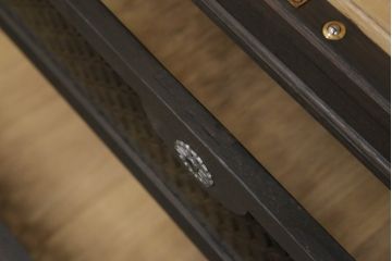 桐箪笥をローボードとチェストにリメイク!上段は引き戸に組子デザインのレーザー加工を。取っ手も交換し、天板と脚を取り付けローボードに。中下段は引き出しにレーザー組子を取り入れ、元の形を活かしつつチェストに。2台ともチェス系に着色して仕上げ。