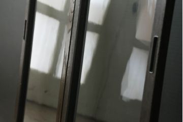 本箱の引き戸のガラスをゆらゆらガラスに交換!