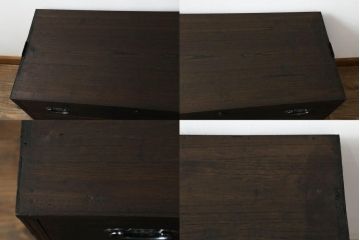 三段重ね桐箪笥をサイドボードとローチェストにリメイク!上段は天板と脚を取り付けサイドボードに。中段は元の形をそのまま活かし、下段は台輪をカット。ローチェスト2台に。3台とも全体をステイン塗料で着色して仕上げ。