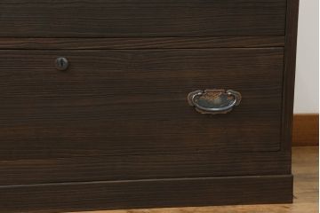三段重ね桐箪笥をサイドボードとローチェストにリメイク!上段は天板と脚を取り付けサイドボードに。中段は元の形をそのまま活かし、下段は台輪をカット。ローチェスト2台に。3台とも全体をステイン塗料で着色して仕上げ。