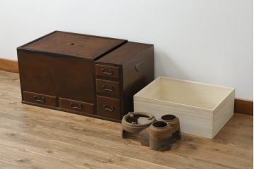 火鉢を綺麗に再生!高品質リペアを施し、天板蓋と銅板箱を新たに制作。木製取っ手を再現制作し、交換用の収納箱も用意。木部の塗装は剥離し濃い茶色に再塗装。
