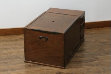 火鉢を綺麗に再生!高品質リペアを施し、天板蓋と銅板箱を新たに制作。木製取っ手を再現制作し、交換用の収納箱も用意。木部の塗装は剥離し濃い茶色に再塗装。