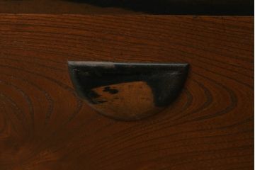 火鉢を綺麗に再生!高品質リペアを施し、天板蓋と銅板箱を新たに制作。木製取っ手を再現制作し、交換用の収納箱も用意。木部の塗装は剥離し濃い茶色に再塗装。