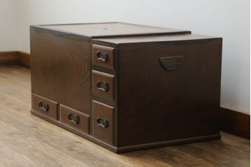 火鉢を綺麗に再生!高品質リペアを施し、天板蓋と銅板箱を新たに制作。木製取っ手を再現制作し、交換用の収納箱も用意。木部の塗装は剥離し濃い茶色に再塗装。