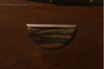 火鉢を綺麗に再生!高品質リペアを施し、天板蓋と銅板箱を新たに制作。木製取っ手を再現制作し、交換用の収納箱も用意。木部の塗装は剥離し濃い茶色に再塗装。