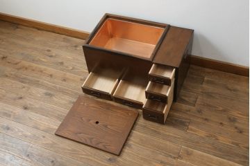 火鉢を綺麗に再生!高品質リペアを施し、天板蓋と銅板箱を新たに制作。木製取っ手を再現制作し、交換用の収納箱も用意。木部の塗装は剥離し濃い茶色に再塗装。