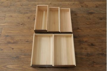 火鉢を綺麗に再生!高品質リペアを施し、天板蓋と銅板箱を新たに制作。木製取っ手を再現制作し、交換用の収納箱も用意。木部の塗装は剥離し濃い茶色に再塗装。
