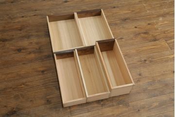 火鉢を綺麗に再生!高品質リペアを施し、天板蓋と銅板箱を新たに制作。木製取っ手を再現制作し、交換用の収納箱も用意。木部の塗装は剥離し濃い茶色に再塗装。