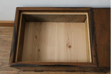 火鉢を綺麗に再生!高品質リペアを施し、天板蓋と銅板箱を新たに制作。木製取っ手を再現制作し、交換用の収納箱も用意。木部の塗装は剥離し濃い茶色に再塗装。