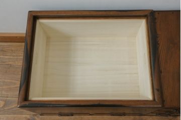 火鉢を綺麗に再生!高品質リペアを施し、天板蓋と銅板箱を新たに制作。木製取っ手を再現制作し、交換用の収納箱も用意。木部の塗装は剥離し濃い茶色に再塗装。