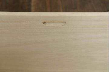 火鉢を綺麗に再生!高品質リペアを施し、天板蓋と銅板箱を新たに制作。木製取っ手を再現制作し、交換用の収納箱も用意。木部の塗装は剥離し濃い茶色に再塗装。