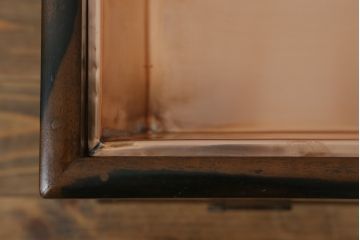 火鉢を綺麗に再生!高品質リペアを施し、天板蓋と銅板箱を新たに制作。木製取っ手を再現制作し、交換用の収納箱も用意。木部の塗装は剥離し濃い茶色に再塗装。