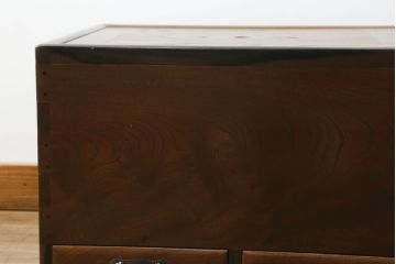 火鉢を綺麗に再生!高品質リペアを施し、天板蓋と銅板箱を新たに制作。木製取っ手を再現制作し、交換用の収納箱も用意。木部の塗装は剥離し濃い茶色に再塗装。