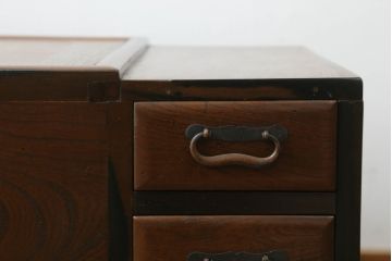 火鉢を綺麗に再生!高品質リペアを施し、天板蓋と銅板箱を新たに制作。木製取っ手を再現制作し、交換用の収納箱も用意。木部の塗装は剥離し濃い茶色に再塗装。
