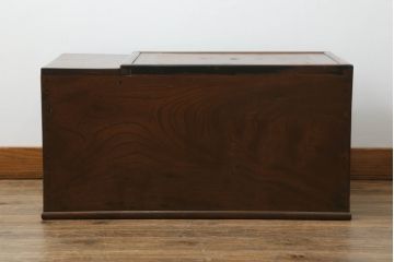 火鉢を綺麗に再生!高品質リペアを施し、天板蓋と銅板箱を新たに制作。木製取っ手を再現制作し、交換用の収納箱も用意。木部の塗装は剥離し濃い茶色に再塗装。